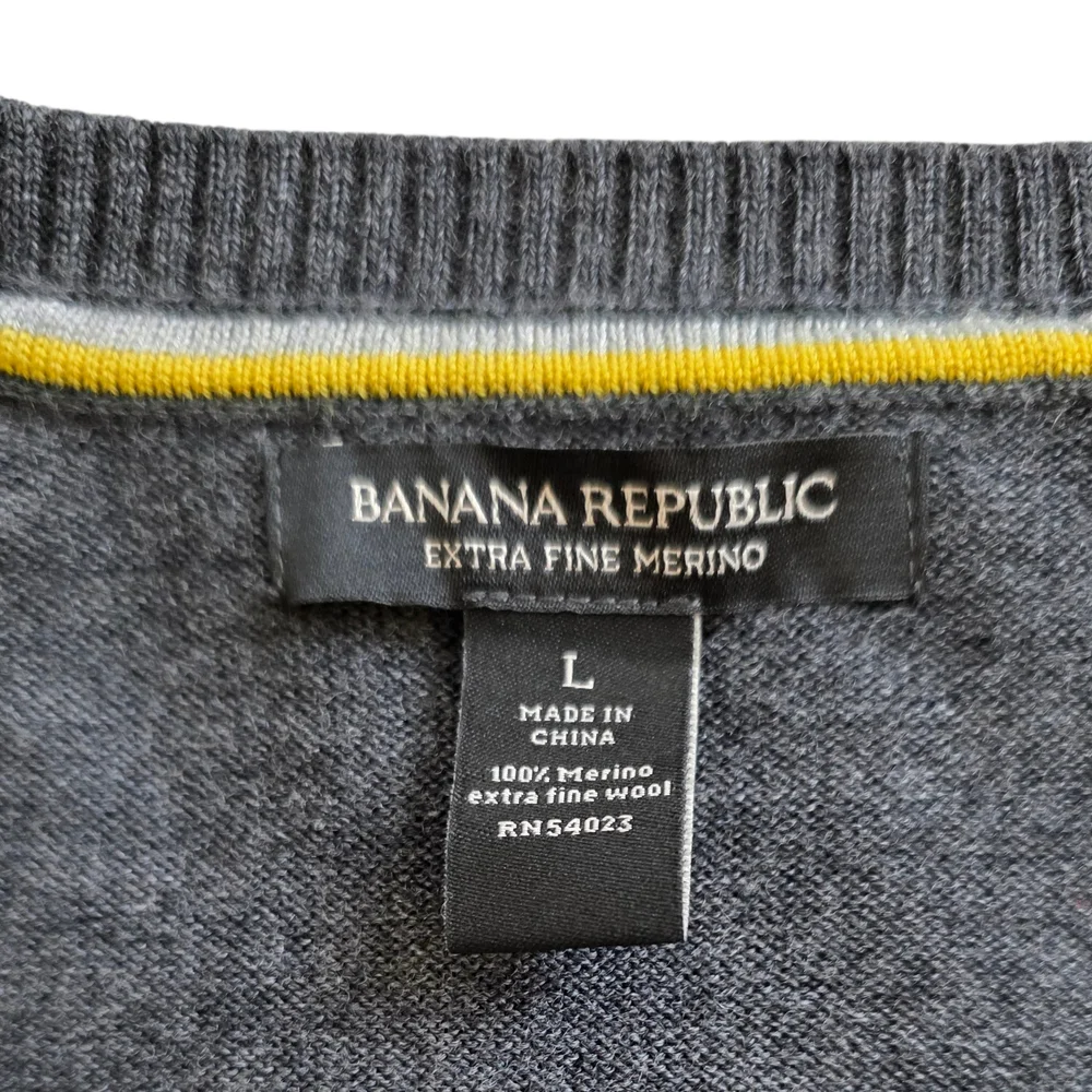 Banana Republic Merino Wool Large‎ Gray V Neck Sweater Extra Fine Soft